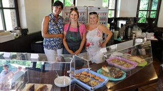 Sie kümmern sich um die kulinarische Versorgung der Gäste: nämlich das Team vom Kuchenbuffet – Katharina Sury (v. l.), Marcela Hruska und Andrea Hruska.
