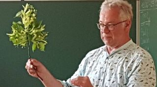 Am Ende der Lesung haben die Jungen und Mädchen der Jahnschule keine Probleme mehr, die von Autor Roland Bock mitgebrachten Zweige zuzuordnen.