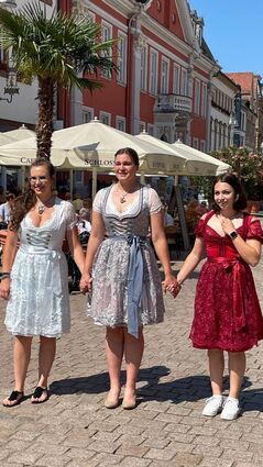 Sophia Neuberger (v.l.), Katharina Hanten und Lea Leddin zeigen ihre Dirndl auf der Maximilianstraße.