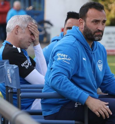 Bilder sagen bekanntlich mehr als Worte. Auf solche Augenblicke der Anspannung von Trainer Marco Rocca (vorne) und Fitnesstrainer Ulli Rausch wollen sich die Ketscher Nullsechser in der kommenden Fußballsaison ersparen.