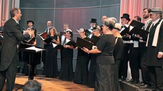 Der Kammerchor unter der Leitung von Alexander Gütinger (l.) liefert ein brillantes Konzert ab.