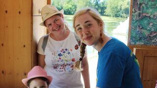 Charlotte Backes (r.) vom „Ökomobil“ freut sich über das Interesse von Sofie und Mama Ingrid Schafhauser.