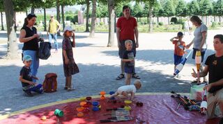 Zsolt Dudas (r.) vom Circus Ballessa macht vor, wie es geht. Die Familien Bundschuh und Gessner aus Ketsch genießen die Show und lassen sich danach in die Grundlagen der Jonglage unterweisen.