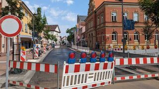 Für die Einbringung von Asphalt ist die Obere Hauptstraße in Höhe der Einmündung Rathausstraße aktuell gesperrt. Bild: Mühleisen