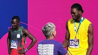 Bronze über 200 Meter geht an Richard Smikle (r.). Er hat in Schwetzingen die Fackel getragen.