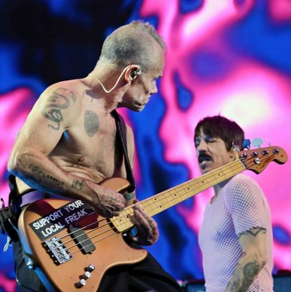 Beim Open Air-Konzert der Red Hot Chili Peppers klingt auch Sänger Anthony Kiedis (Mitte) großartig. Von Bassist Flea (links) und Gitarrist John Frusciante ist man Brillanz gewöhnt.