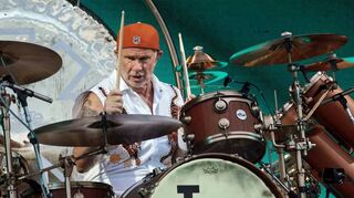 Ein Rhythmus-Fundament, auf dem man Rekord-Wolkenkratzer bauen kann: Drummer Chad Smith trägt entscheidend zum unverkennbaren Peppers-Groove bei.