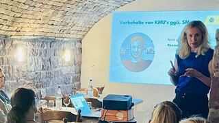 Madeleine Kühne referiert im Signalkeller des Alten Bahnhofs über das Thema Social Media und KI.