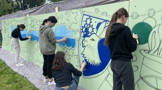 Nachdem erste Entwürfe gemacht und diskutiert wurden, kristallisierte sich die endgültige Form des 17 Meter langen Banners heraus und konnten sich die Schüler ans Sprayen machen. Nicht ohne zuvor den Umgang mit den Farbdosen geübt zu haben.