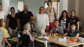 Die Kooperationspartner begründen im Pflegezentrum ihr Projekt. Dr. Hilka Labs-Dambach (Zweite v.l.), Marina Offenloch (Vierte v.l.), Schulleiterin Marion Marker-Schrotz (Fünfte v.l.), sowie Schüler mit Bewohnern des Pflegezentrums Offenloch beim ersten gemeinsamen Treffen.
