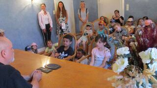 Der Friedrich Fröbel Kindergarten bestaunt das Trauzimmer des Rathauses.