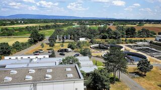 Die Reinigungsbecken werden nicht mit einem Solarfaltdach versehen, Dafür werden das Betriebsgebäude und Rechenhaus- und Sandfangkomplex sowie das Gebäude für die Schlam-mentwässerung mit Photovoltaikmodulen bestückt.