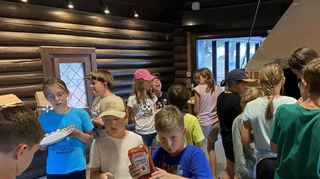 An der Grillhütte machen die Oftersheimer Kinder beim Abenteuerlager 2022 gemeinsam Burger.