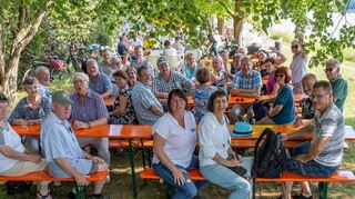Ausgelassene Stimmung herrscht beim Besuch des Sommerfestes am Bootshaus des Wassersportvereins am Rhein – so werden in geselliger Atmosphäre alte Freundschaften gepflegt und neue geknüpft.