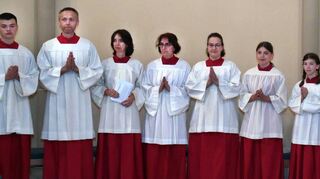 Während des Jubiläumsgottesdienstes der Plankstadter katholischen Kirche zum 40. Jahrestag des ersten Einsatzes von Ministrantinnen in St. Nikolaus ist die Altersspanne der Gottesdiensthelferinnen besonders breit gefächert.