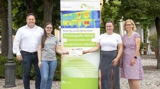 Jens Gredel (v. l.) und Jasmin Wanner gratulieren der Gewinnerin der Thermografie-Aktion, Cordelia Klemm, zusammen mit der Schwetzinger Energie- und Klimaschutzmanagerin Dagny Pfeiffer.