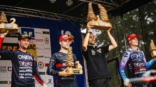 Maximilian Nagl (v. l.) vom Ketscher KMP-Team wird hinter Tom Koch – hier mit Team Manager Kevin Gödderz beim ADAC MX Masters in Bielstein Zweiter. Nagls Team-kollege Jordi Tixier freut sich über Platz drei.