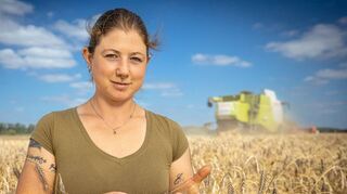 Bio-Bäuerin Lisa Rinklef auf dem Getreidefeld im Rheinbogen. Hier zeigt sie den selbst angebauten Emmer.