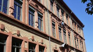Die Friedrichschule liegt im Zentrum des Plangebiets. Die beiden Gemeinbedarfsflä-chen beinhalten Schule und Sport sowie Kirche und Erziehung.
