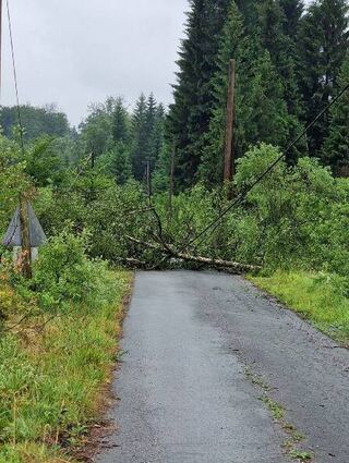 Ein Unwetter sorgt dafür, dass der Weg in der Nähe von Lippstadt versperrt ist.