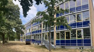 Am hinteren Ende dieser Fassade der Schillerschule soll nach dem Umpflanzen der Bäume das neue Gebäude für den Hort an der Schillerschule entstehen – ein weiteres Großprojekt der Gemeinde.