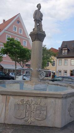 Der Brunnen auf dem Königsplatz. Der Trog ist angeschlagen.