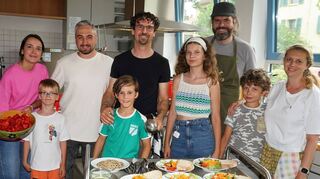 Das fleißige Küchenteam des Vereins „Lebendiges Oftersheim“ hat für die Aktion „Tischlein deck dich“ im evangelischen Gemeinde-saal ein leckeres Abendessen gekocht: Soraya Lützen (v. l.), Lizandro, Simon Kolar, Lukas, Dr. Tobias Ober, Emma, Simon Stelgens, Erik und Viktoria Stelgens freuen sich, dass es den Gästen schmeckt.
