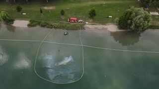 Mit Schläuchen hat die Feuerwehr den Ölfilm eingegrenzt, um ihn später von der Wasseroberfläche mit Bindemitteln zu entfernen. Doch die Ursache bleibt unklar.