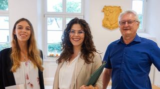 Die Standesbeamtinnen Julia Eckert (l.) und Sophie-Adriana Brecht freuen sich ge-meinsam mit Sachgebietsleiter Uwe Schuppel über ihre neue Aufgabe.