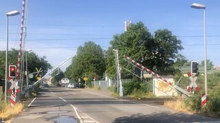 Der Bahnübergang in der Grenzhöfer Straße erhält ein komplett anderes Gesicht. Zudem wird hier im Vordergrund eine Fußgängerfurt entstehen.