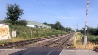 Blick auf die Rheintalbahnstrecke Richtung Mannheim: Am Ende der Nordstadthalle (l.) wird der Bahnsteigbau erfolgen. Ein Zugang wird auch von der Grenzhöfer Straße geschaffen.