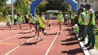Beim „Charity Walk“ gehen zuerst die Kinder an den Start. Sie müssen eine Stadionrunde zurücklegen.