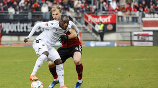 Christian Kinsombi beim Spiel des SV Sandhausen gegen den 1. FC Nürnberg am 22. Spieltag in der 2. Fußball-Bundesliga.