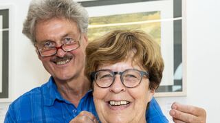 In der Städtischen Galerie im Kulturhof wurde das neue Speyerer Schmuckstück in Form einer Herz-Brezel vorgestellt. Goldschmied Dietmar Günster hat es gestaltet – in Gold, Silber und Platin. Bürgermeisterin Monika Kabs darf es anprobieren.