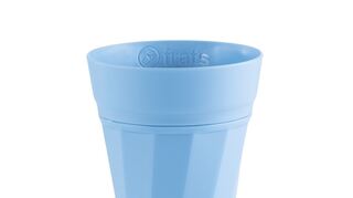 Der blaue Becher von "frats".