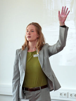 Sarah Fluchs stellt die Bedeutung von Secure Engernieering by Design vor.