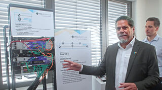 Bei der Eröffnung des Security Labs erklärt Marcelo Alcucero, Application Engineer Integration and Security, die technischen Komponenten.