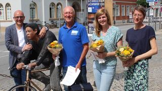 Oberbürgermeister Dr. René Pöltl (v. l.) gratuliert den Stadtradeln-Preisträgern Gerhard Bierlein und Carolin Heisse mit Catrin Nähr vom Büro für Klimaschutz – das Quartett freut sich gemeinsam über die gelungene Aktion.