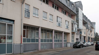 Streitobjekt: Die Stadt möchte im Dachgeschoss der ehemaligen Geriatrischen Rehaklinik Geflüchtete unterbringen, Mieter St. Elisabeth sieht dadurch Probleme.