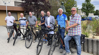 Exakt 69 092 Kilometer kamen in Ketsch beim Stadtradeln zusammen: Klimaschutzmanager Hendric Glatting (v. l.), Georg Zöller, Gernot de Mür, Helmut Dietz, Bürgermeister Timo Wangler, Dietrich Freiburger und Günther Klefenz.