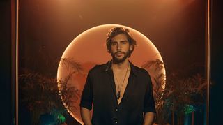 Der deutsch-spanische Musiker Alvaro Soler ist am 6. August bei „Musik im Park“ im Schwetzinger Schlossgarten zu Gast.