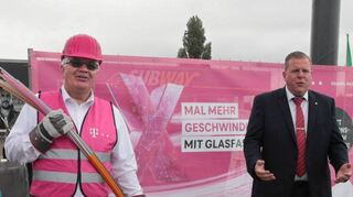 Im Gewerbegebiet Talhaus gibt es schon schnelles Internet: Gerd Schäfer (Telekom) und OB Marcus Zeitler beim Spatenstich zum „Gigabit-Ausbau“ 2021.