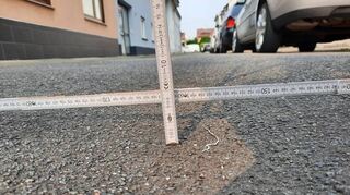 Etwa fünf bis sechs Zentimeter weist die Verwerfung auf. Entstanden ist sie laut Bauamt vermutlich durch ein schweres Fahrzeug.
