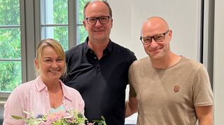 Für Silke Emmerich (v. l.) gab es Blumen von Bürgermeister Gunther Hoffman, für Andreas Emmerich eine Urkunde: Er ist nun kein Beamter mehr auf Lebenszeit, sondern als Bürgermeister einer auf Zeit.