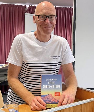 Bestsellerautor Cay Rademacher ist gerade mit seinem zehnten „Provence“-Krimi auf Jubiläumstour und auch in der Stadtbibliothek Eppelheim zu Gast.