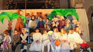 <p>In der Pfarrkirche St. Sebastian in Ketsch wurden die Kinder zu Kaisern, Heiligen oder gar Schäfchen, um den Gottesdienstbesuchern an Heiligabend die Weihnachtsgeschichte durch ihren Auftritt näher zu bringen (l.). In der Rohrhofkirche (r.) wurde an diesem Abend Gesang großgeschrieben.</p>