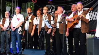 Die Kerweborscht werden – wie auf dem Bild im vergangenen Jahr – einmal mehr bei der Eröffnung des Rohrhofer Straßenfestes mit ihren munteren Liedern für Stimmung sorgen.
