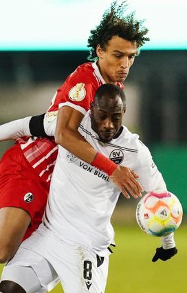 Chris Kinsombi (Nr. 8) wechselt vom SVS zum FC Hansa Rostock.