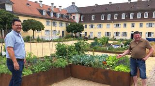 Kai Schemenauer (l.) und Bernd Kolb sind begeistert, wie sich das öffentliche Gärtnerprojekt im Marstallhof in einem Jahr entwickelt hat.
