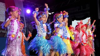 Die „Sweet Dancers“ des TSV GymTa Session begeistern mit ihrem Tanz auf der Bühne in der Schulstraße die Zuschauer.